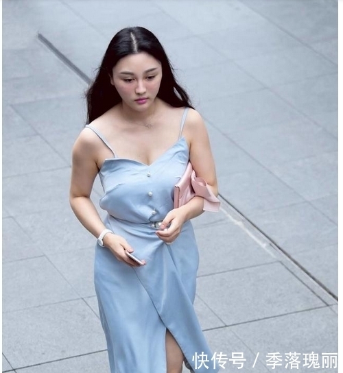 美女街拍:曲线优美苗条又白皙的妹子,这身穿着真撩人!