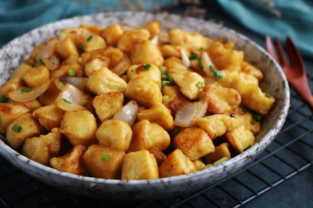 剩馒头别蒸着吃了，5分钟做成早餐，比肉还好吃，每次一锅吃精光