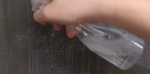 纱窗脏了不用拆洗,只需喷一喷,污垢哗哗往下掉,立马洁净如新