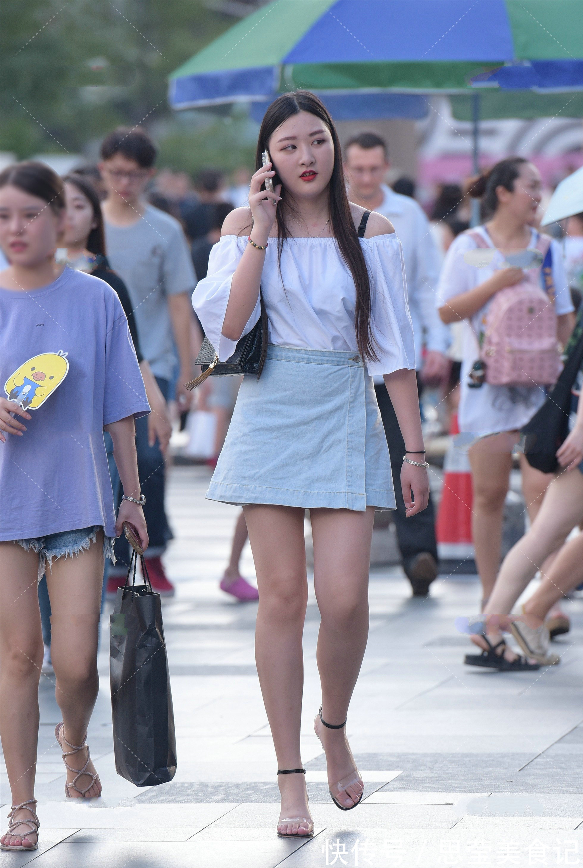 一字肩 白色一字肩搭配蓝色裙子,看起来可爱又有活力