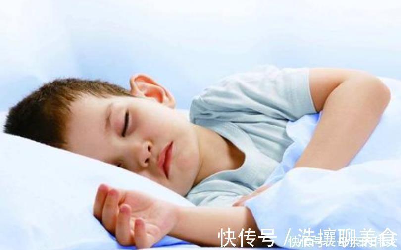 小动作|孩子睡觉时有这3个举动,暗示大脑发育快,长大后智商低不了