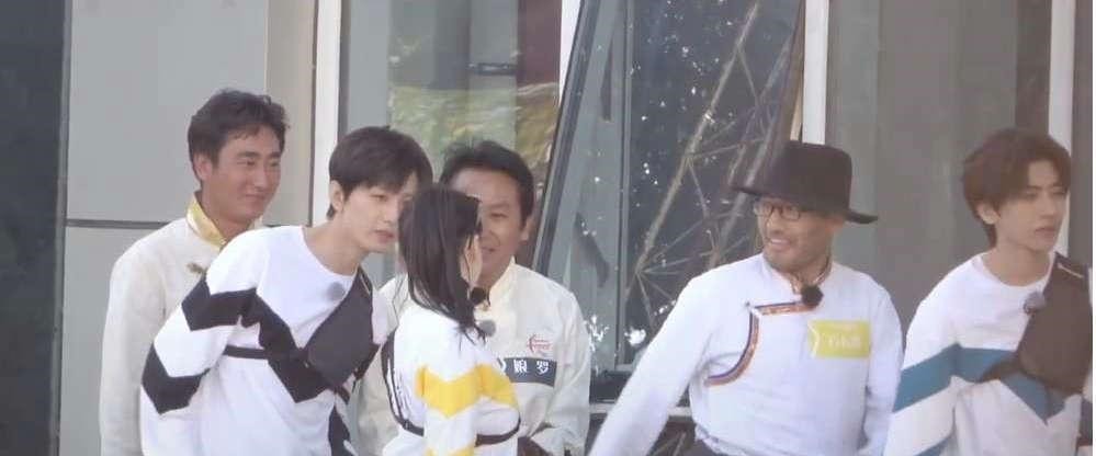 成毅參加《奔跑吧》,為避嫌與其她女嘉賓零互動,只有一人例外