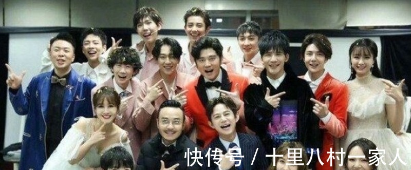 主持人|湖南衛視主持人大合照,汪涵何炅與領導坐第一排,謝娜卻站最旁邊