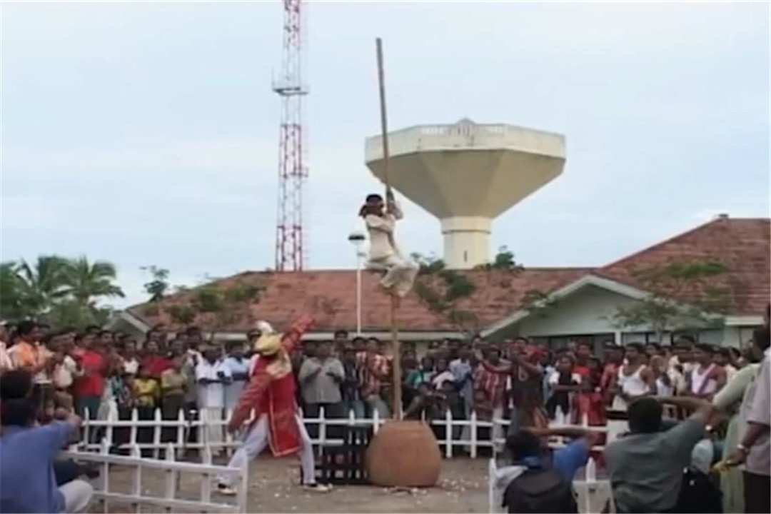 顺着一根绳子就能爬到天空印度的“通天绳”,能否用科学解释