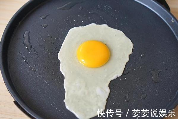 芹菜炒鸡蛋|用它这么做早餐饼够两个人吃,十分钟搞定,两块钱成本都花不到