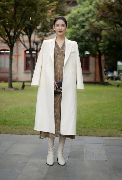  显高|入冬最流行的大衣，是“过膝不过踝”，小个子女生穿时髦又显高