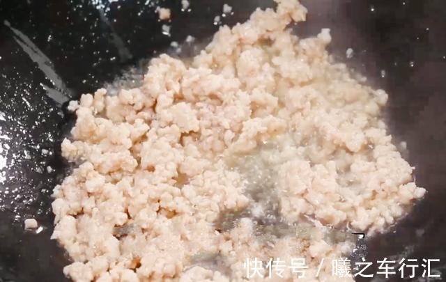 茄子|炒茄子,茄子先下锅炒就不错了!教你个新做法,茄子不吸油不发黑