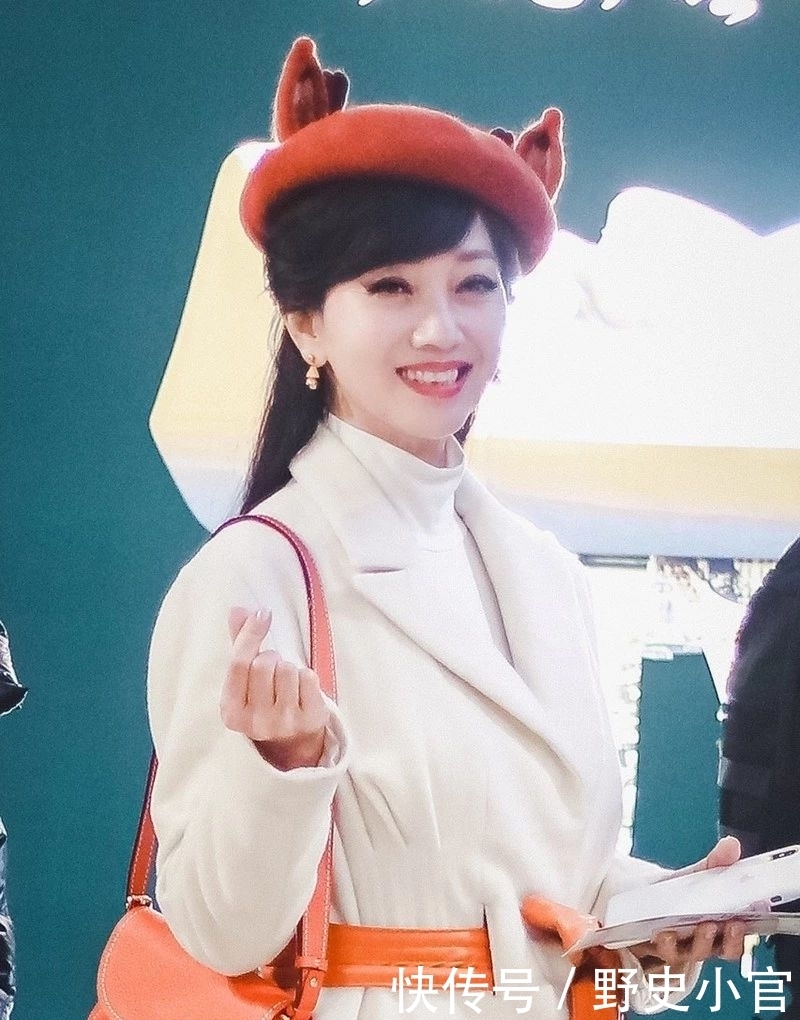 半个月没出门头发乱糟糟,懒女孩都懂得戴贝雷帽,颜值瞬间飙升