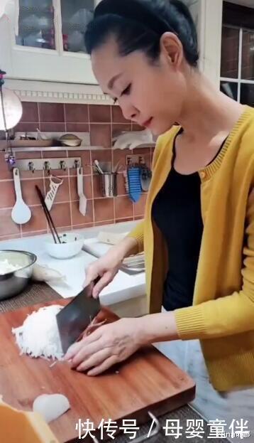 针织|55岁于文华在家做饭真时髦,穿开衫露黑色打底身段苗条,罕见大红唇太抢镜