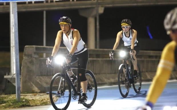 惊艳|泰王后宫妃子们首次曝光!陪同国王骑车好惊艳,难怪国王无法自拔