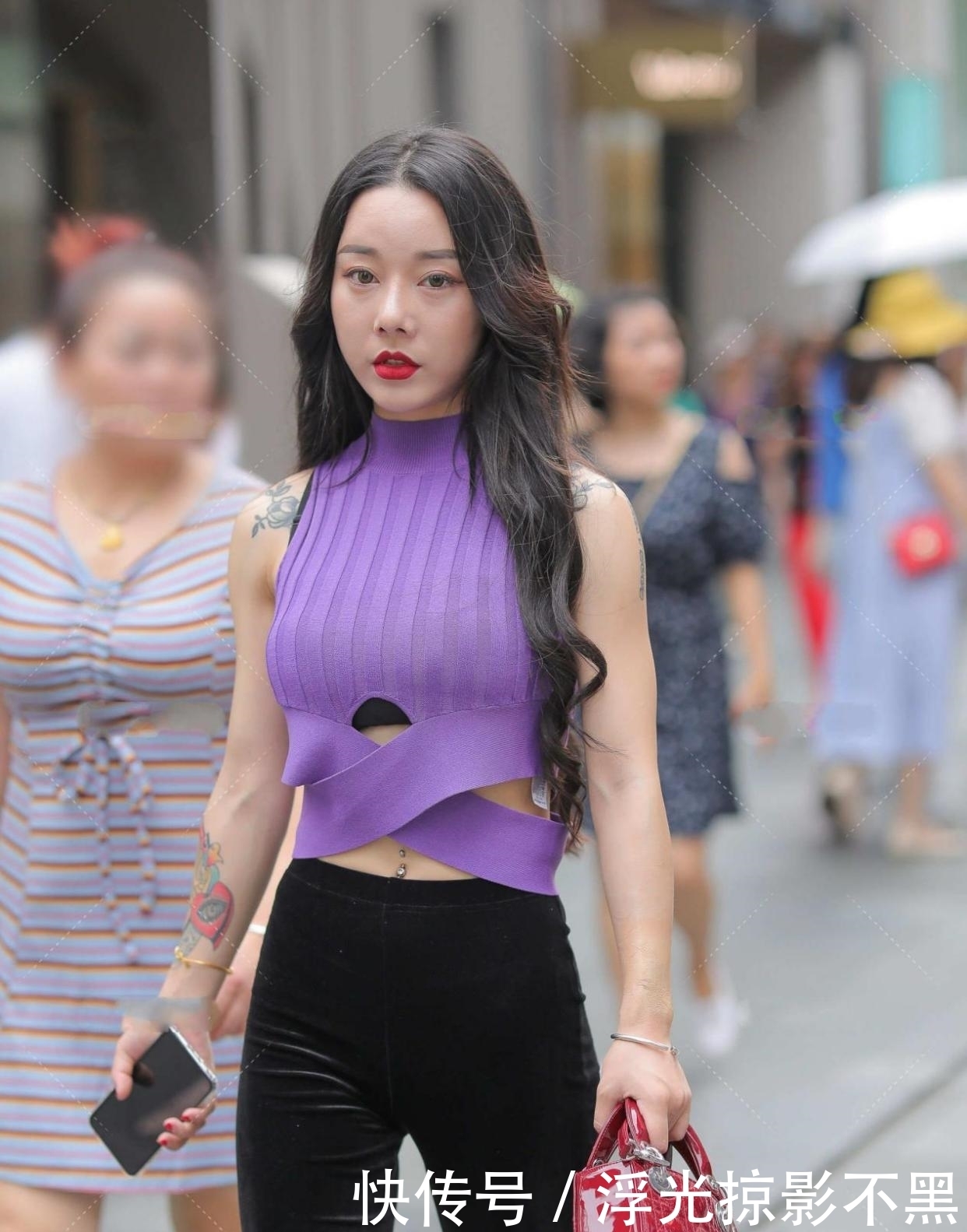 紫色针织衫,轻松搭配好看简单,展现梦幻的效果