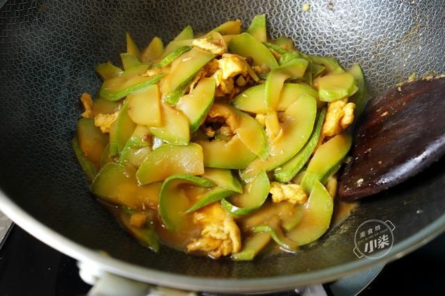西葫芦炒鸡蛋时，先炒鸡蛋还是先炒葫芦？教你正确做法，鲜嫩入味