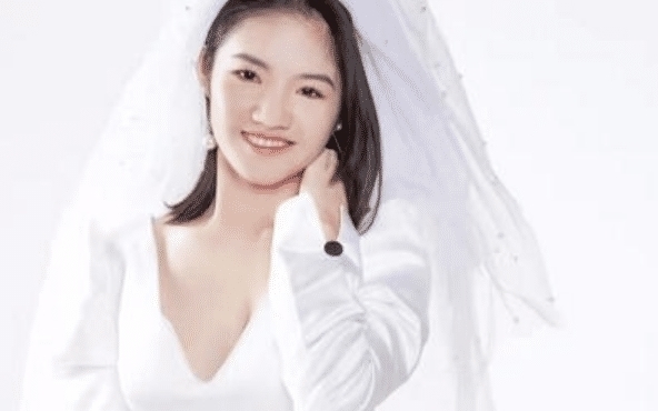 《变形计》李勒优婚纱照火了,成亭亭玉立的大姑娘,依旧灵气甜美