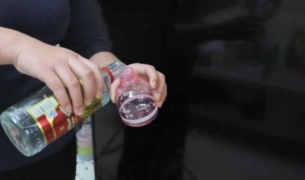 电视机屏幕|你还在用水擦电视屏幕吗只需倒点“它”擦一擦,立马洁净如新