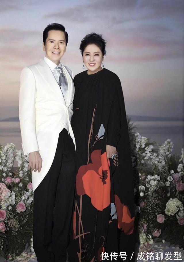 高级感|61岁向太真富态,一袭印花连衣裙透着阔太范,从容自信高级感满满