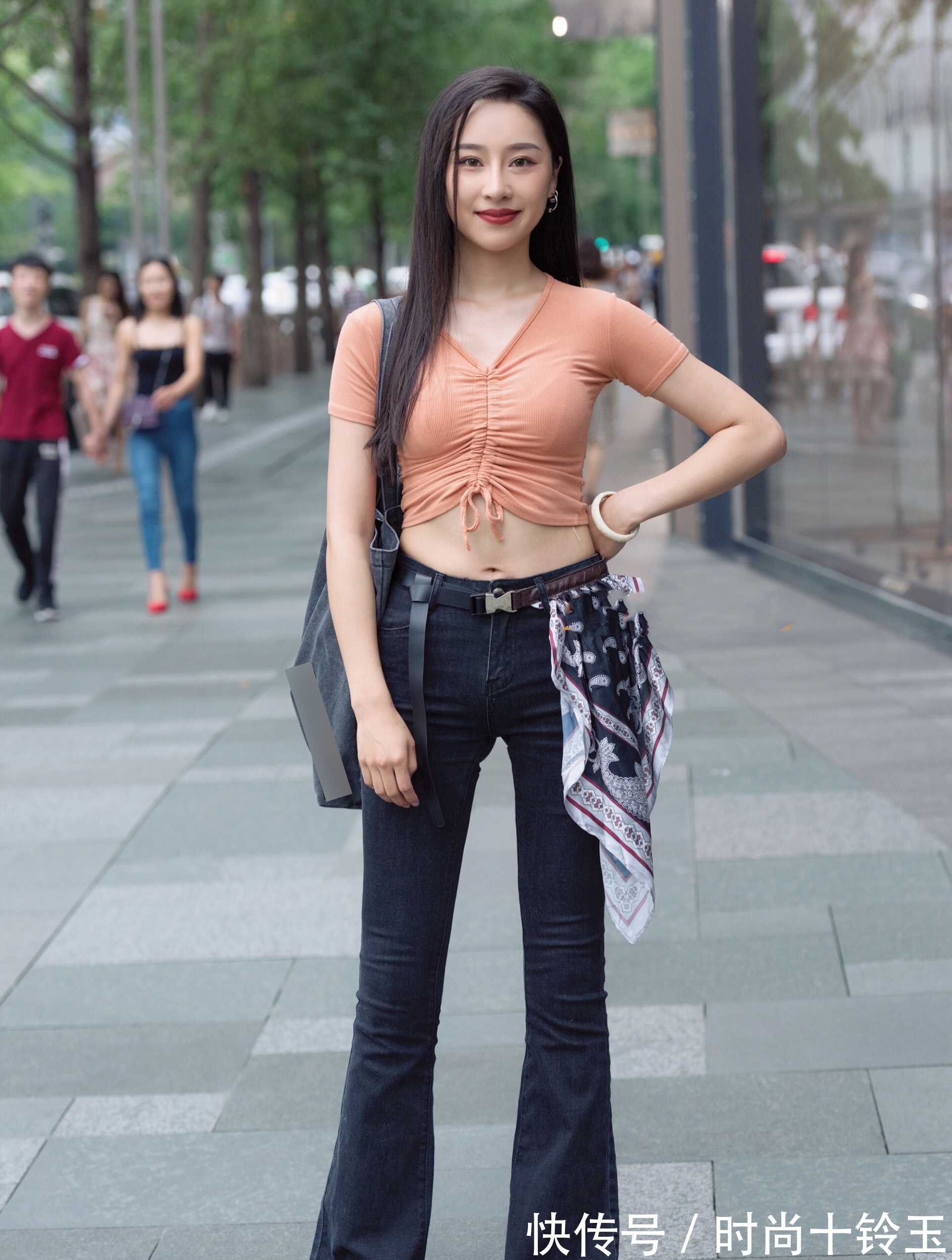 穿搭|美女的衣服很时尚,还巧妙的搭配了一张手帕