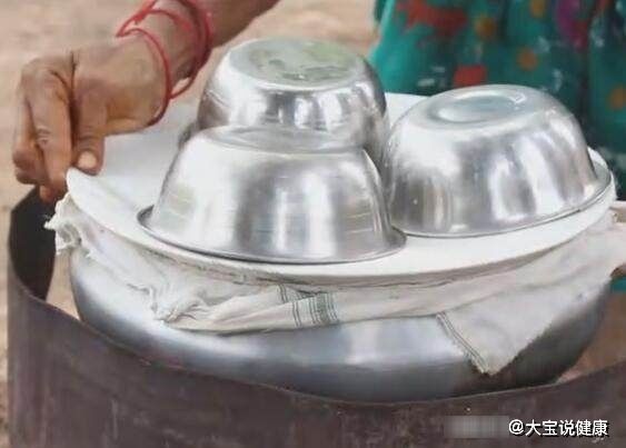 看到这位老奶奶做的饼,所有人都惊呆了