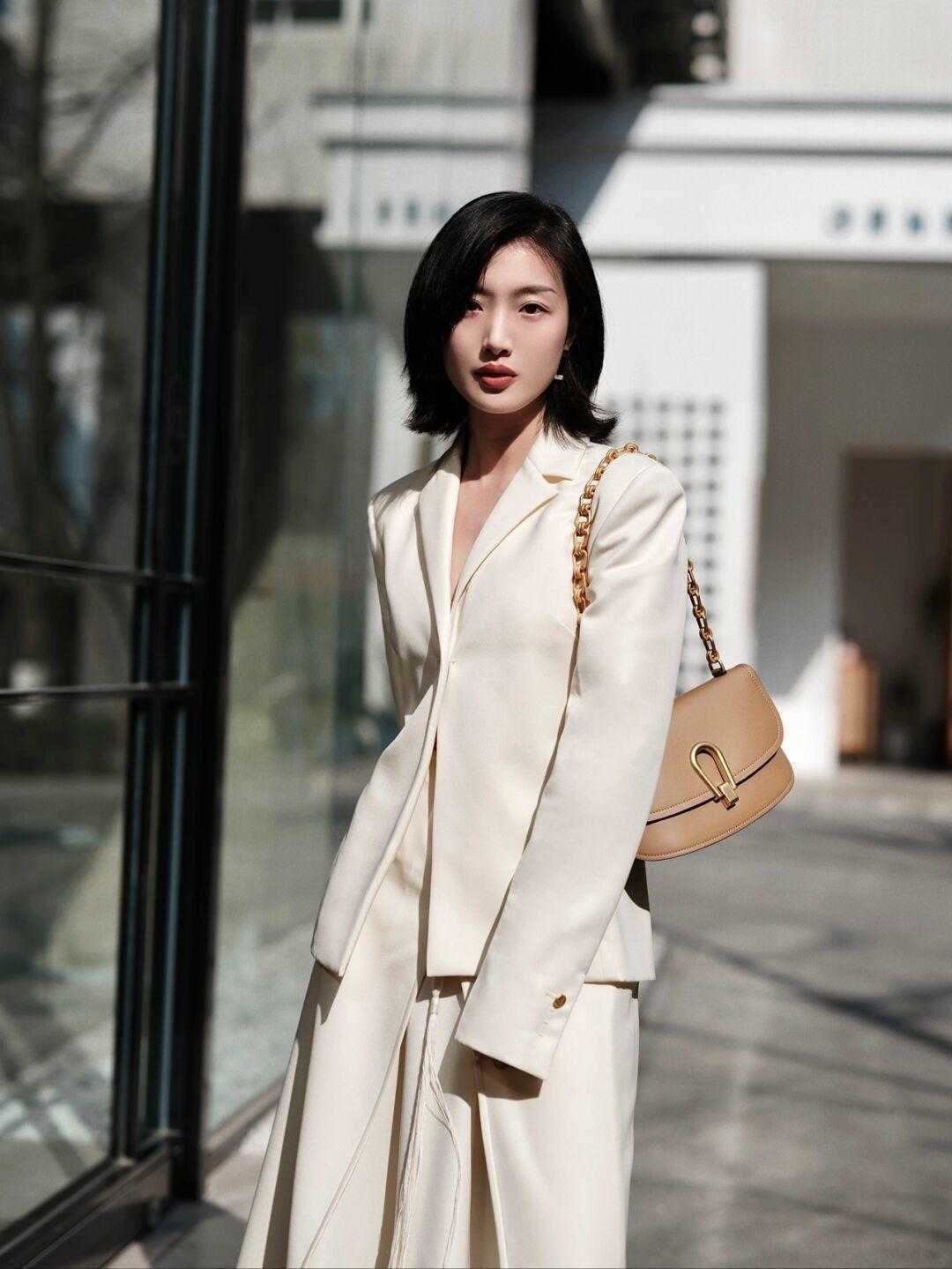 搭配|别再用西装配九分裤了!今年流行搭配小裙子,干练利落又不失温柔