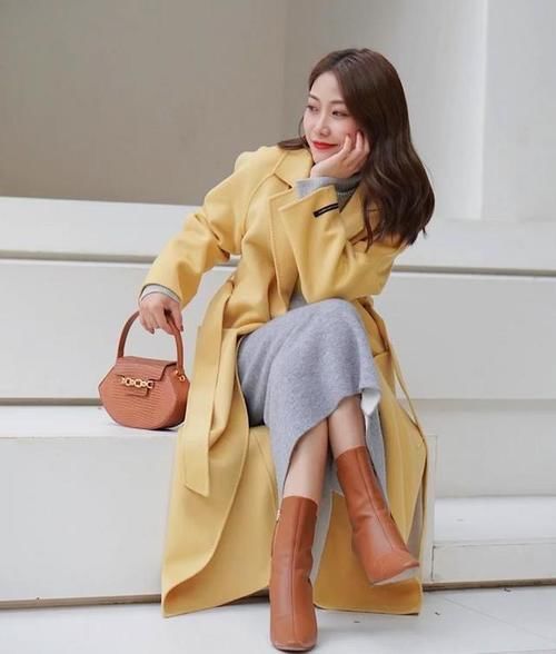今春火了一种流行色叫“奶油黄”，显白温柔，黄黑皮都适合