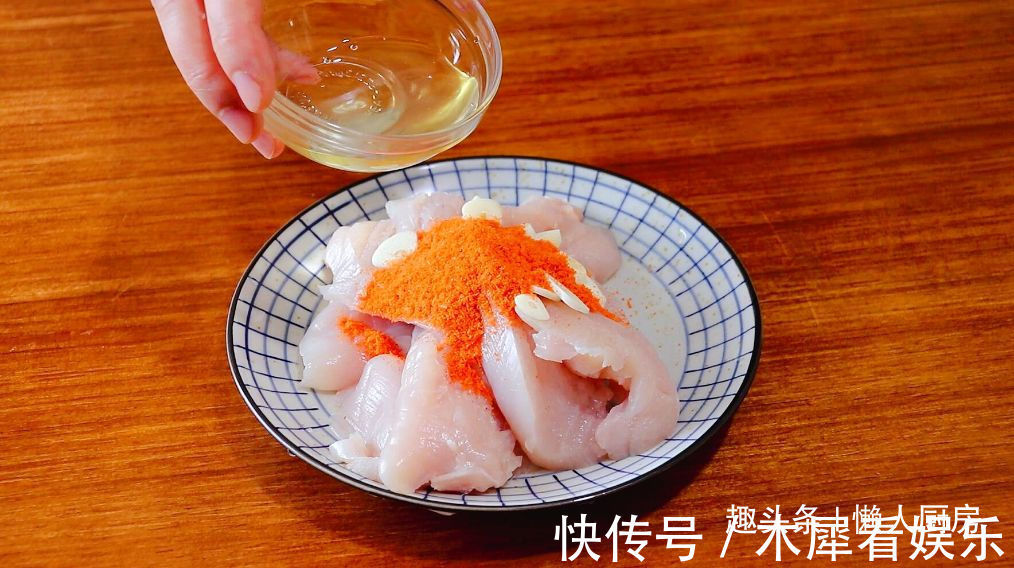 鸡胸肉直接水煮，吃起来肉质柴，教你香煎鸡胸肉的做法，嫩滑多汁