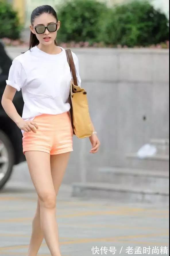 清纯|街拍:清纯性感的美女一副很好的风景只是大叔突然闯进来了