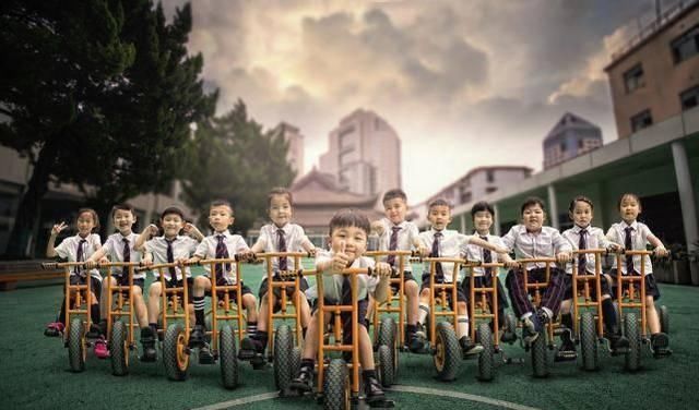 孩子|孩子因病缺席幼儿园的毕业照,后来爸爸的做法太赞了