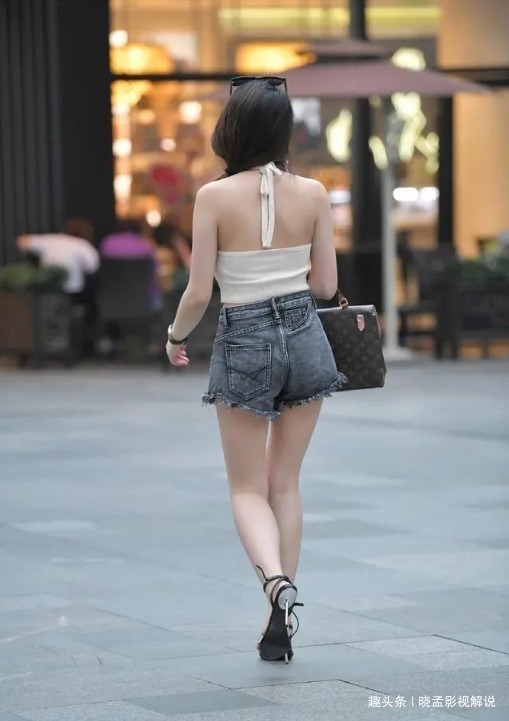 时尚感 肤白胜雪的牛仔短裤美女,蜂腰细腿抓住路人眼球!