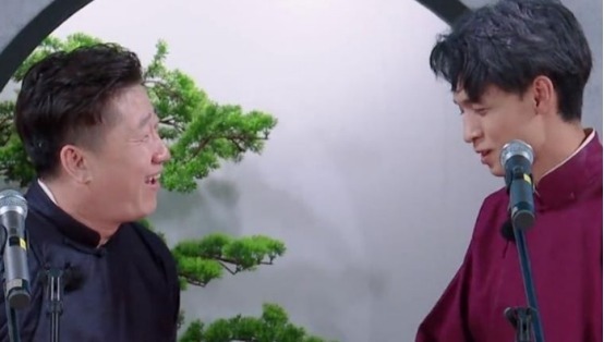 舒服|综艺《德云斗笑社》,饼哥扛着旗追老秦那段,综艺效果拉满