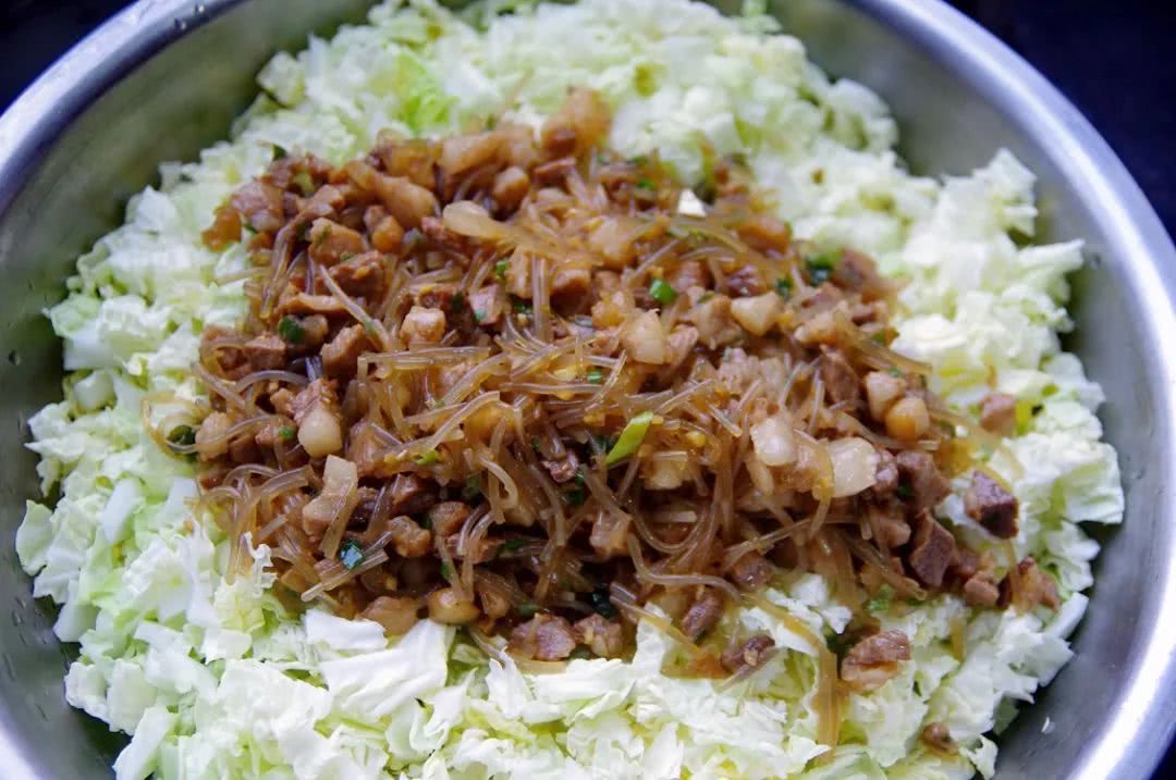 只有山东人这样蒸包子,大块白菜大块肉,吃起来爽快又清新