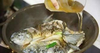 炖鱼不要再用料酒去腥,用它炖,鱼肉鲜嫩不腥,汤汁香浓,3斤鱼不够吃