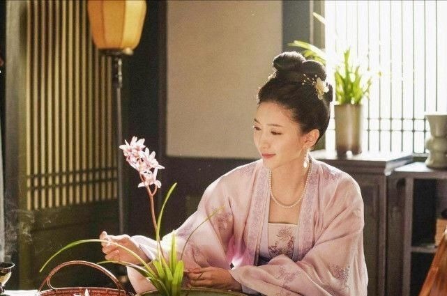 新潮流 现在女生穿高跟鞋越来越少，穿运动鞋越来越多，为什么