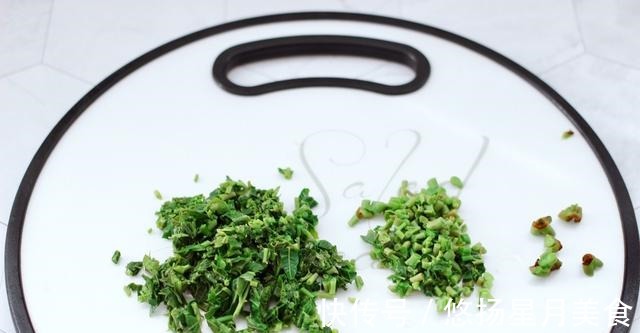 外表|外表极具吸引力的香椿鲜虾饭团,口感软糯入味,散发着淡淡的清香!