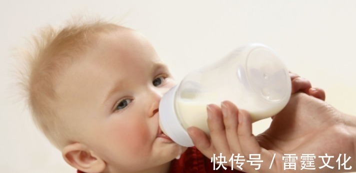 奶瓶|宝宝六个月大就要告别奶瓶，再使用弊端多多，家长应该注意了