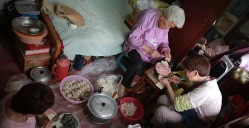 爷爷奶奶|三代6口人挤24㎡弄堂房，28岁侄子与姨妈同卧，因怕苦从不工作