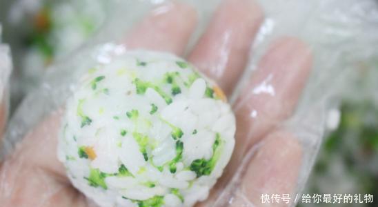 西兰花里|小清新饭团,米饭加西兰花,包沙拉馅,一口一个超满足