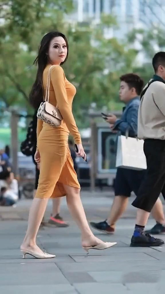 身材高挑 身材高挑的连衣裙小姐姐,自然大方的穿搭,尽显十足的魅力!