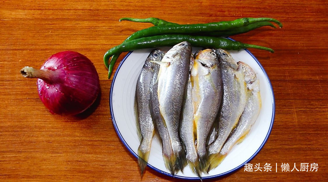 炖煮|这鱼我家隔天吃一次,锅底放这些,不加水炖煮,鱼肉鲜嫩
