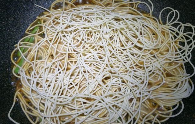 煮面条吃腻了，不妨来一道蒸面条，做法简单，味道更美