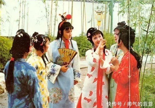 宝钗黛玉!宝玉被打后的众生相,宝钗黛玉真情流露,袭人最让人生厌