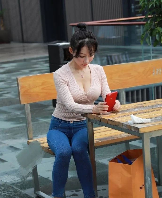 成熟|街拍白色上衣配皮裤,美女穿一双红色细高跟,尽显优雅的气质
