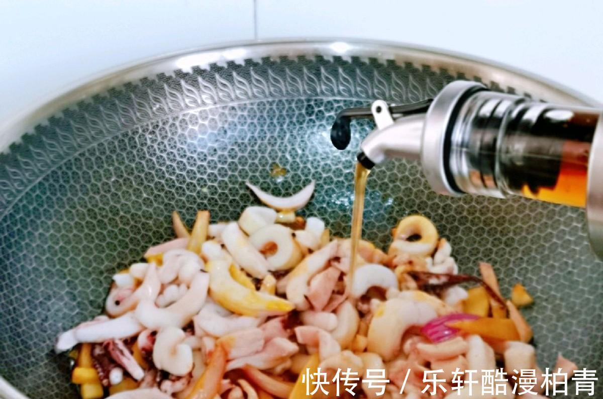 降血脂|杏鲍菇这样做，大人孩子都爱吃，加入鱿鱼一起炒，味道更加鲜美