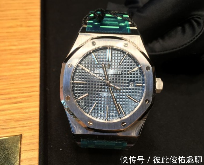 那抹淡蓝深深吸引着我，最终拿下爱彼皇家橡树15500腕表