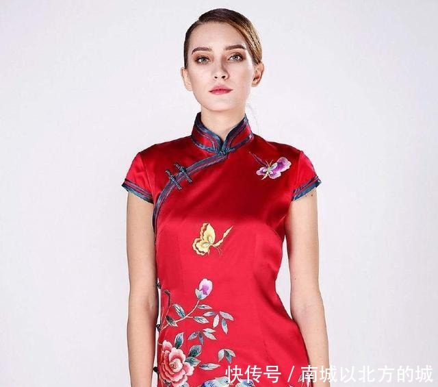 旗袍的开叉原来还有这样的作用,不得不佩服这样的想象力!