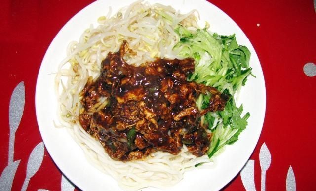 家里常吃的炸酱面,怎么做才好吃呢关键在这一步