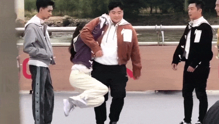 比拎包轻松!巩立姣录制综艺单手拎起白鹿 网友惊呼