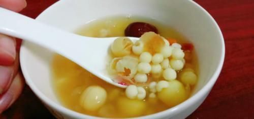 银耳|女人不当“黄脸婆”，多喝这汤，湿气消失了，美容抗氧化，除去老雀斑