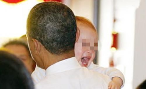 亮亮|孩子生日礼物收到一个娃娃,拆开吓哭了,有些玩具别送娃