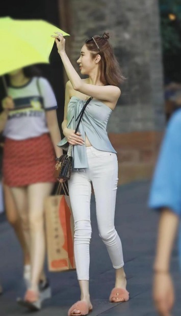 时尚|街拍小姐姐一身绿色紧身裙,显白显身材,妥妥的时尚达人