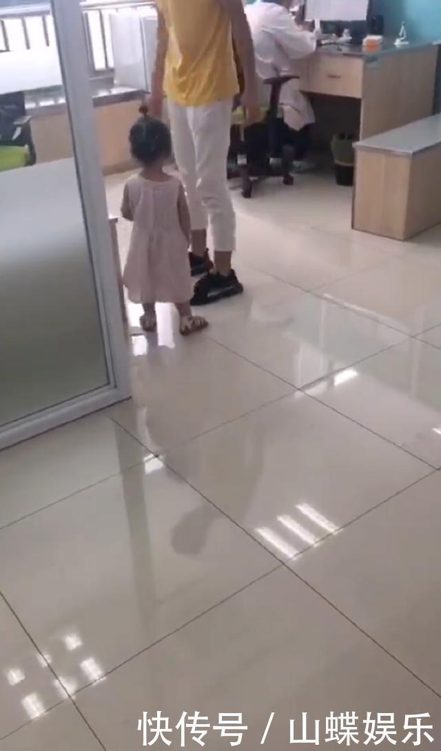 宝爸|2岁小女孩打完预防针后,非要找医生“算账”,爸爸笑翻了