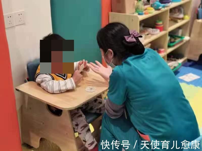 孤独症|天使讲堂:儿童情绪失控怎么办?聪明的家长这样做